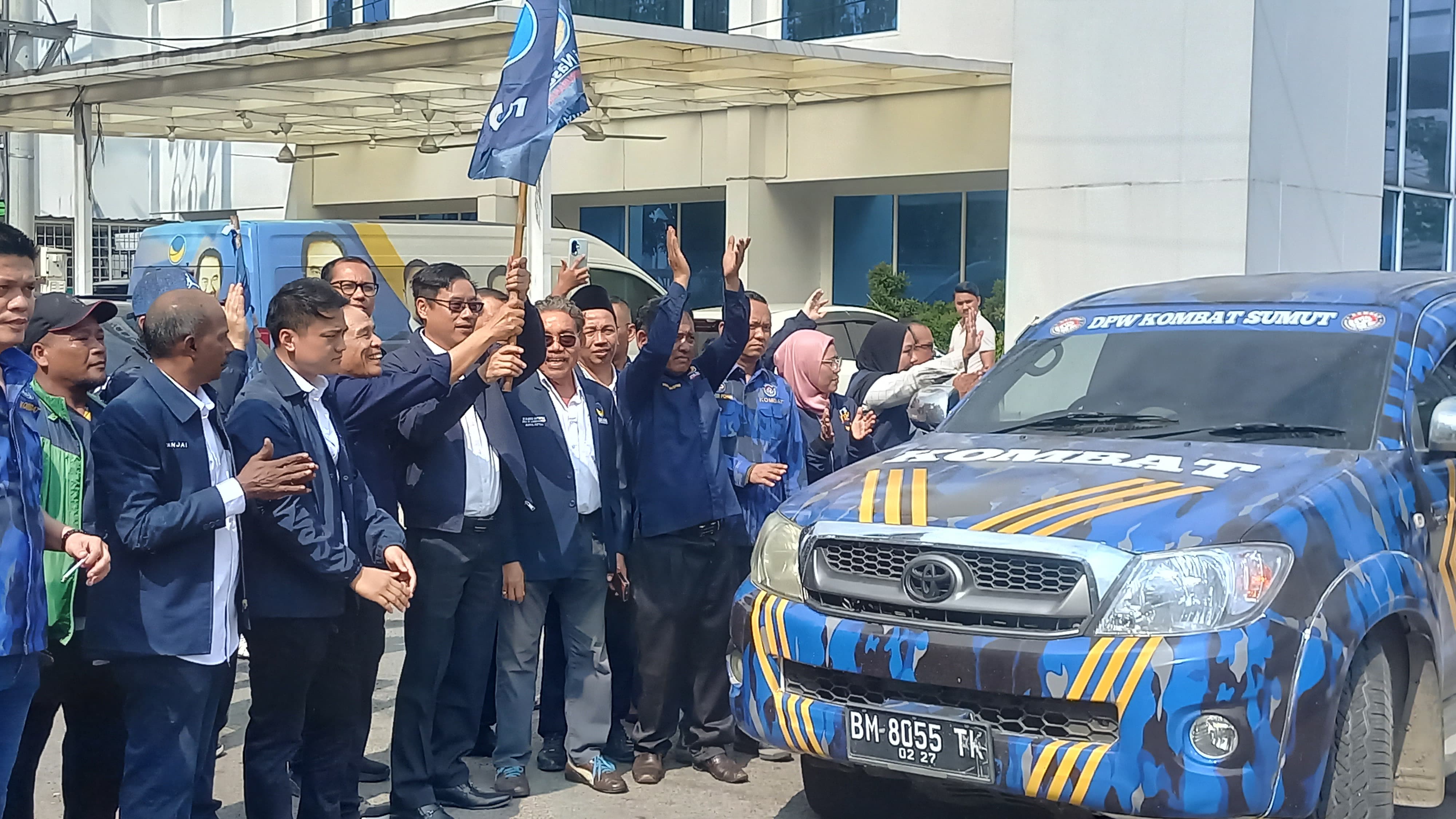 Ketua DPW NasDem Sumut, Iskandar ST melepas tim yang membawa bantuan untuk korban banjir dan longsor Tapteng dan Sibolga, Selasa (2/12/2025).