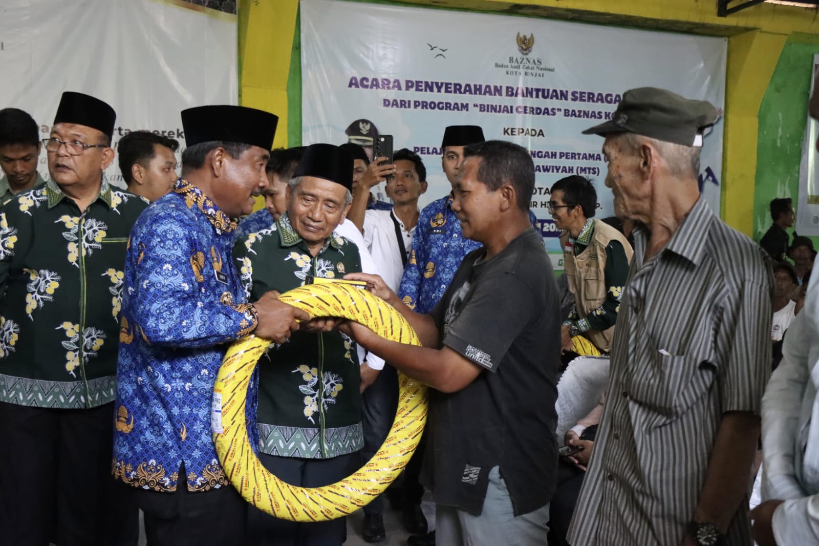 Wali Kota Binjai, Amir Hamzah saat menyerahkan bantuan ban kepada penarik betor. (Diskominfo Binjai/Sumut Pos)