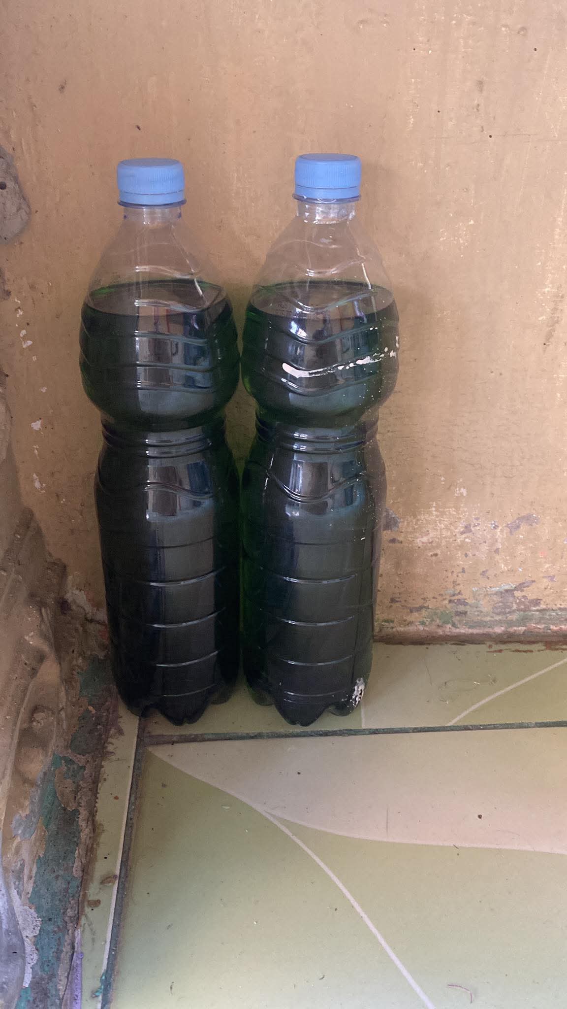 Dua botol Pertalite  yang di bandrol dengan harga Rp30 ribu.  (Azan Purba/ Sumut Pos)