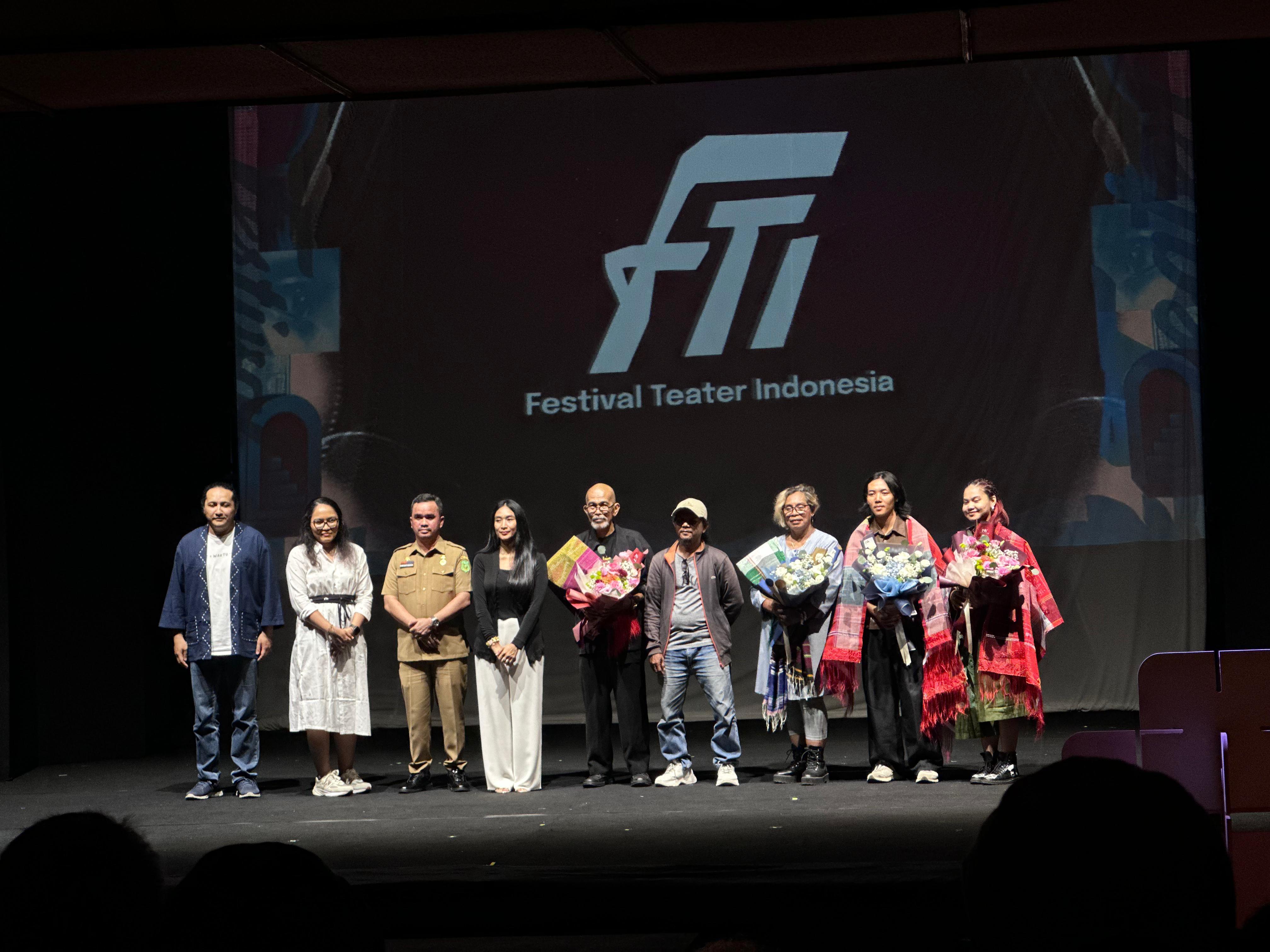 BERSAMA: Panitia Festival Teater Indonesia berfoto bersama saat pembukaan di Medan, Senin (1/12/2025). (Dok: ist)