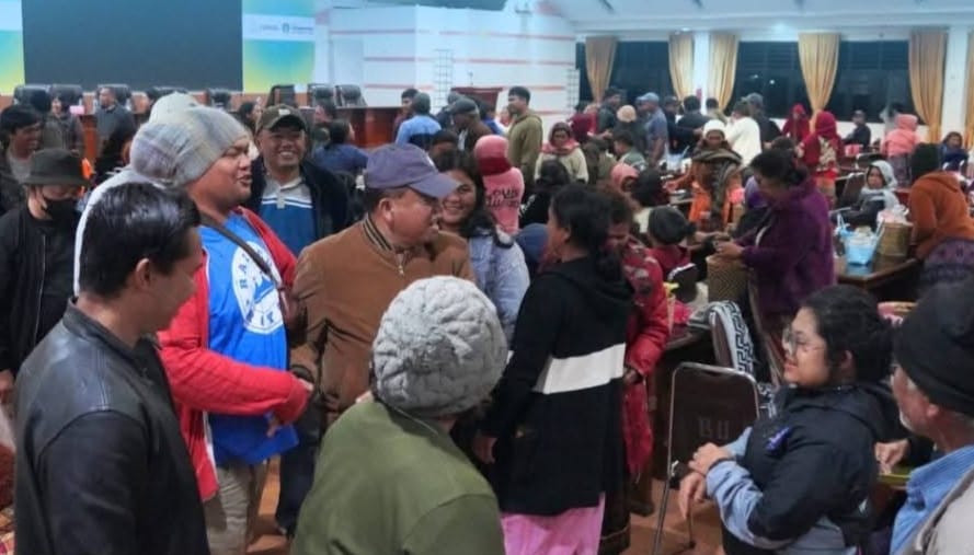 SAMBUT: Bupati Karo Antonius Ginting menyambut warganya saat tiba di Tanah Karo. (SOLIDEO/SUMUT POS)