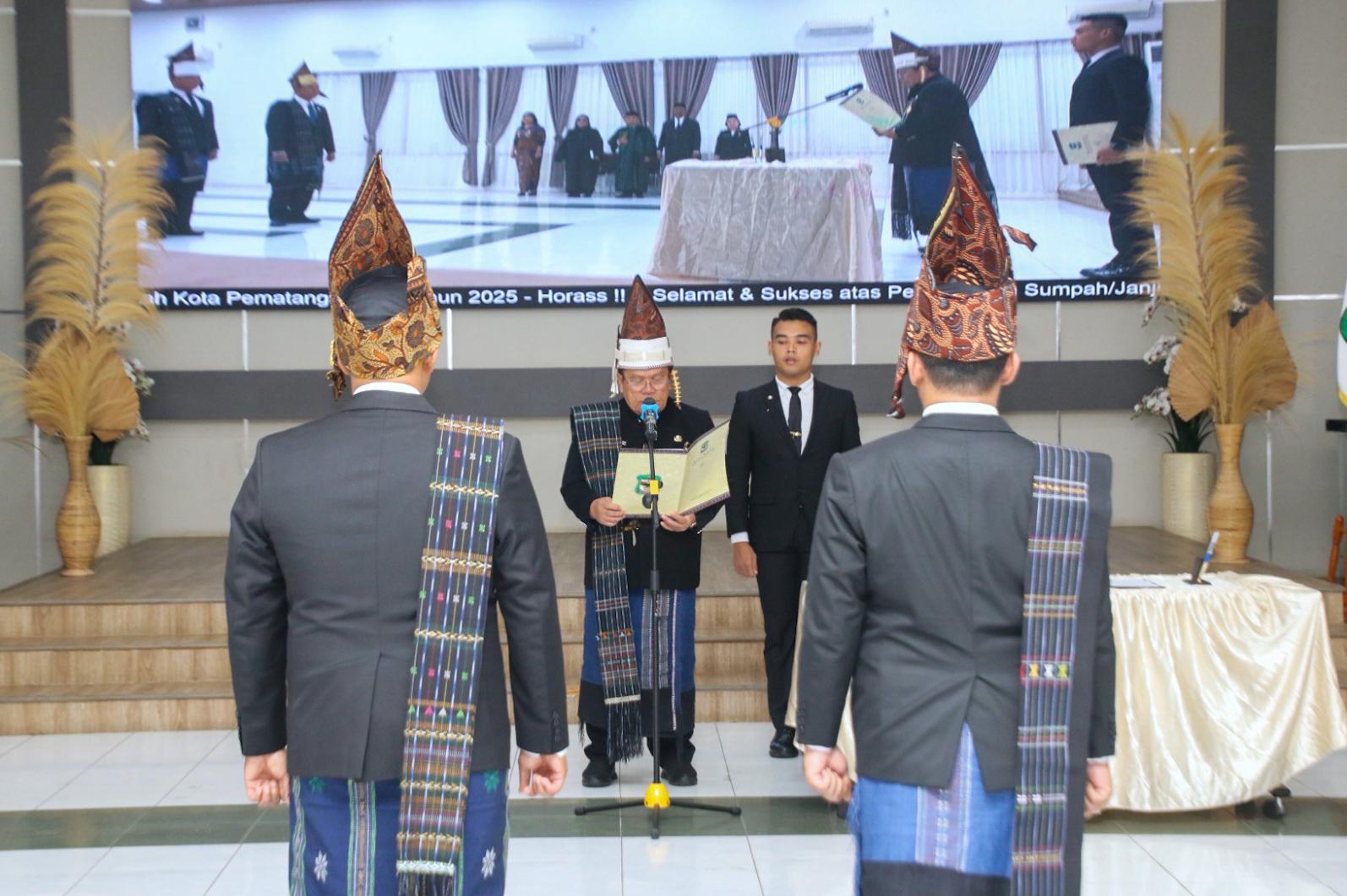 Wali Kota Pematangsiantar Wesly Silalahi saat melantik Sekda Kota Pematangsiantar. (PRA EVASI/SUMUT POS)