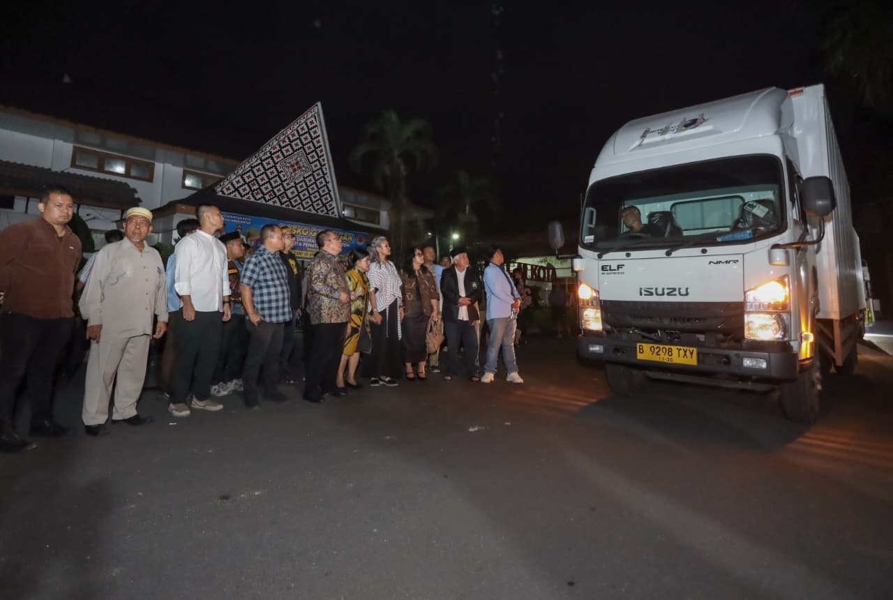 Pemko melepas tim yang membawa bantuan untuk korban bencana alam. (Pra Evasi/Sumut Pos)