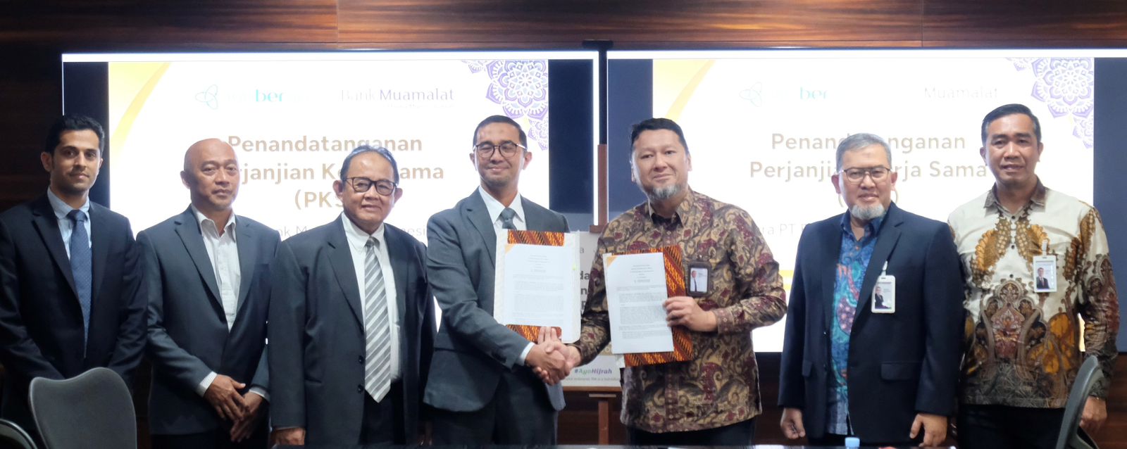 KERJA SAMA: Presiden Direktur PT Ayuberga Andri Bermawi (keempat kiri) dan Head of Retail Financing PT Bank Muamalat Indonesia Agus Andipratama Amir, usai tanda tangan kerja sama. (Dok: Bank Muamalat)