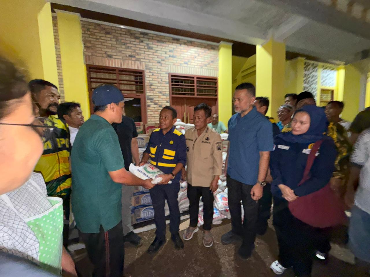 DAMPINGI: Menteri Energi dan Sumber Daya Mineral (ESDM) Bahlil Lahadalia didampingi Ketua DPD Golkar Sumut Musa Rajeckshah saat mengunjungi korban banjir dan longsor di Kabupaten Tapteng. (Dok: ist)