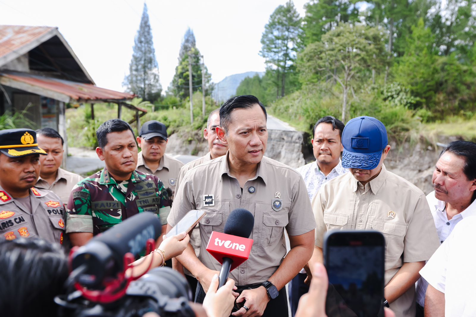 TINJAU: Menko Bidang Infrastruktur dan Pembangunan Kewilayahan, Agus Harimurti Yudhoyono (AHY), turun langsung meninjau wilayah bencana di Bener Meriah, Aceh, Senin (1/12/2025). (Dok: istimewa)