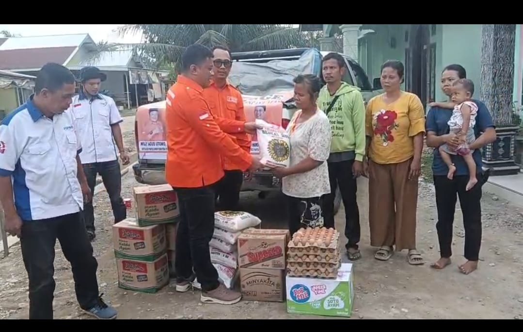 BANTUAN: Ketua Exco Partai Buruh Sumut, Willy Agus Utomo bersama Sekretaris Partai Buruh Sumut, Ijon Tuah Hamonagan Purba saat memberikan bantuan di Langkat, Selasa (2/12). (Dok: istimewa)