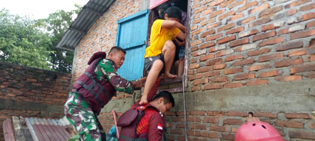EVAKUASI: BPBD Medan melakukan evakuasi warga di Kelurahan Beringin, Medan Selayang.  (Dok: BPBD Medan)