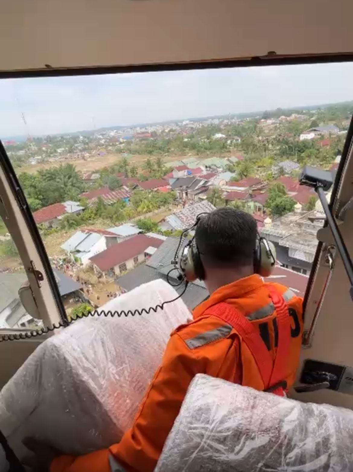 UDARA: Bantuan dari PHR Zona 1 diberikan lewat udara di titik Aceh Tamiang yang masih terisolir. (Dok: PHR Zona 1)