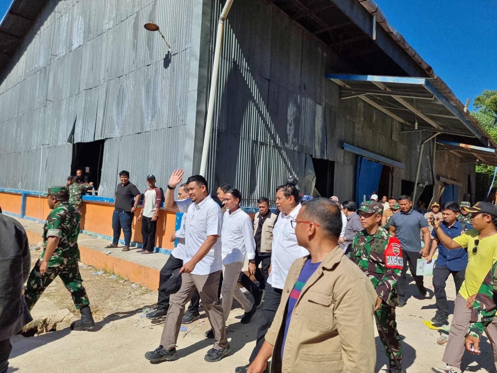 GUDANG: Mentan Andi Amran Sulaiman didampingi Gubsi M Bobby Afif Nasution dan Bupati Tapteng Masinton Pasaribu meninjau Kompleks Pergudangan Sarundik, Tapteng, Rabu (3/12/2025). (Dok: Kominfo Sumut)