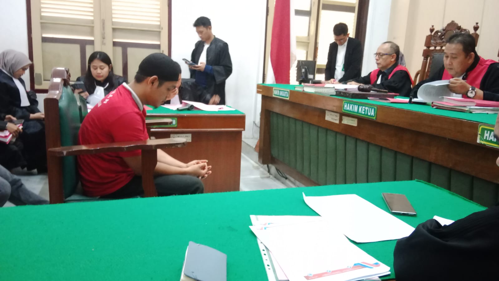 KURIR: Basaruddin alias Din terdakwa kurir sabu menjalani sidang tuntutan di PN Medan, Rabu (3/12). (Dok: Gusman/Sumut Pos)