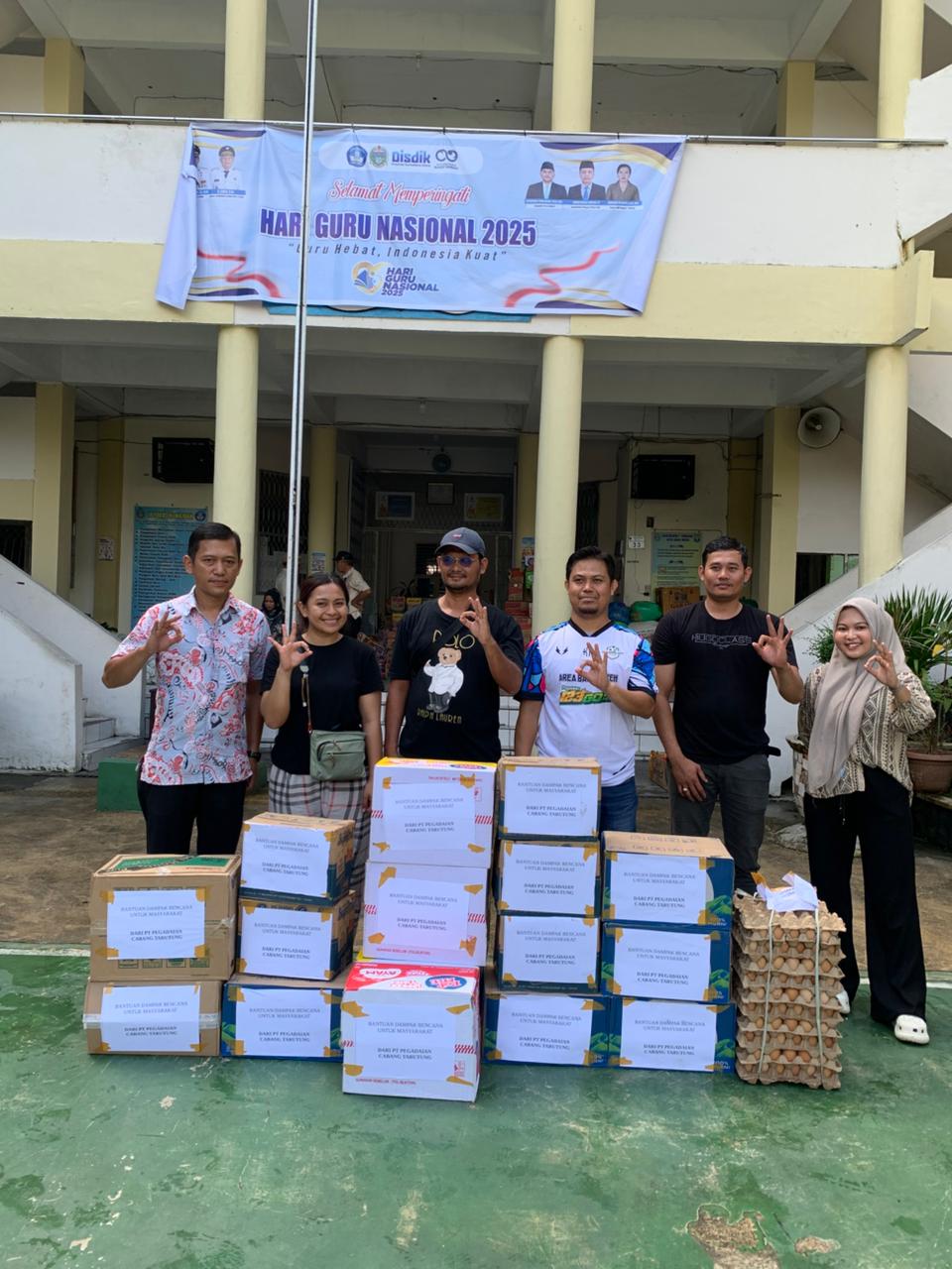 PEDULI: Program Pengadaian Peduli menyerahkan bantuan kepada warga terdampak bencana di Kota Sibolga. (Dok: PT Pegadaian)
