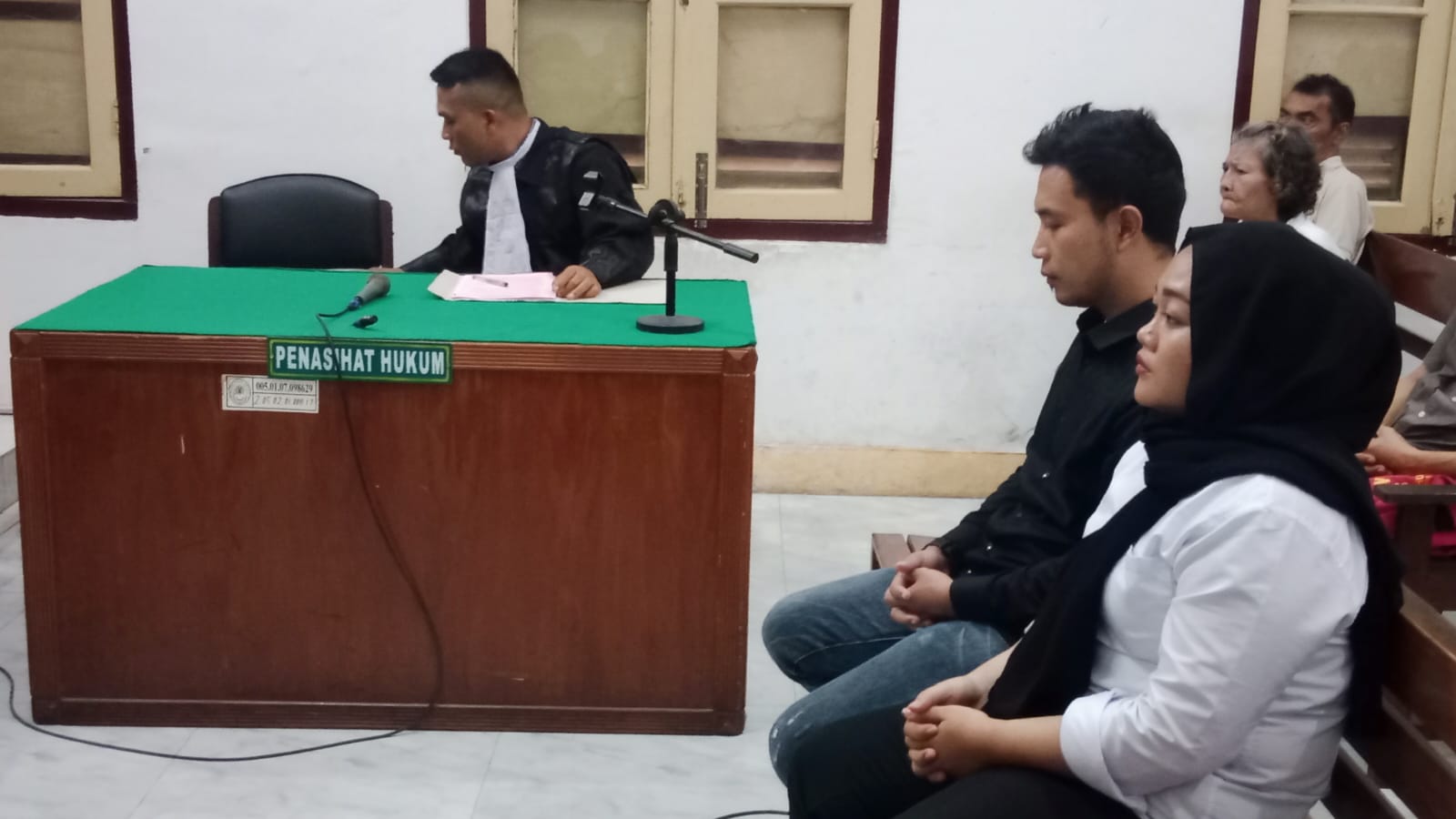 PENIPUAN: Kedua pasutri terdakwa kasus penipuan, saat menjalani sidang di PN Medan. (Dok: ist)
