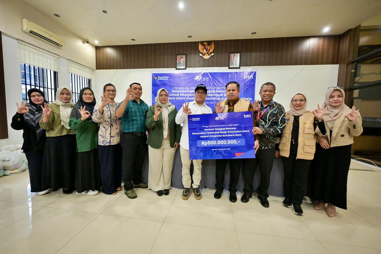TERIMA: USU menerima bantuan kemanusiaan dari BTN untuk sivitas akademika yang terdampak bencana banjir di Biro Rektor USU, Selasa (2/12). (Dokumen Humas USU)