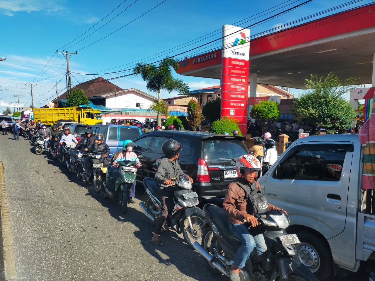 ANTRE BBM. Pengendara sepeda motor dan mobil antri berjam-jam disejumlah SPBU di kota Sidikalang, Dairi, Rabu (3/12/2025). (RUDY SITANGGANG/SUMUT POS)