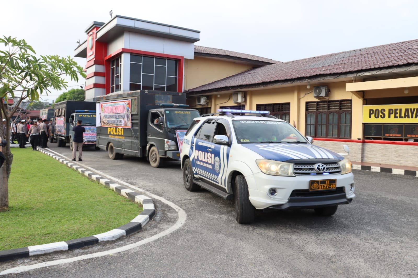 BANTUAN - Kapolres Labuhanbatu lepas pengiriman bantuan kemanusiaan untuk korban bencana alam (Fajar/ Sumut Pos)