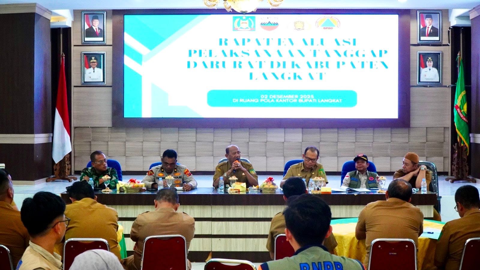 Rapat evaluasi terkait situasi bencana banjir dengan Badan Nasional Penanggulangan Bencana di Langkat. (Diskominfo Langkat/Sumut Pos)