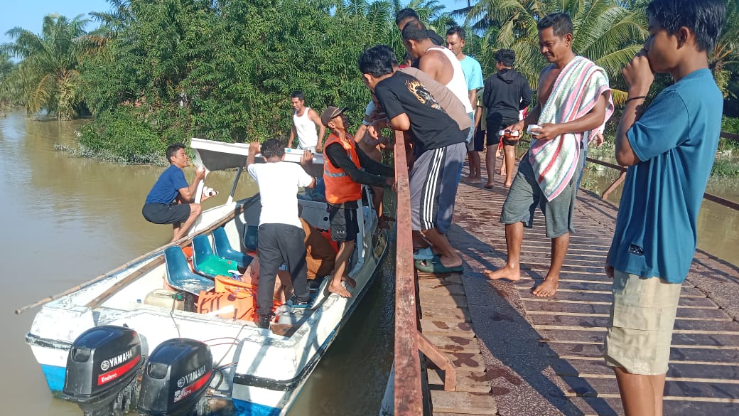 Speedboat Dishub Langkat membawa bantuan ke pelosok desa di Kecamatan Tanjungpura. (Istimewa/Sumut Pos)