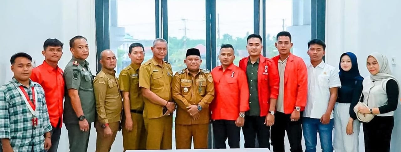 Wakil Bupati Labuhanbatu, Jamri menyambut  audiensi Dewan Pimpinan Cabang (DPC) Gerakan Mahasiswa Nasional Indonesia (GMNI) Labuhanbatu (Fajar/Sumut Pos)