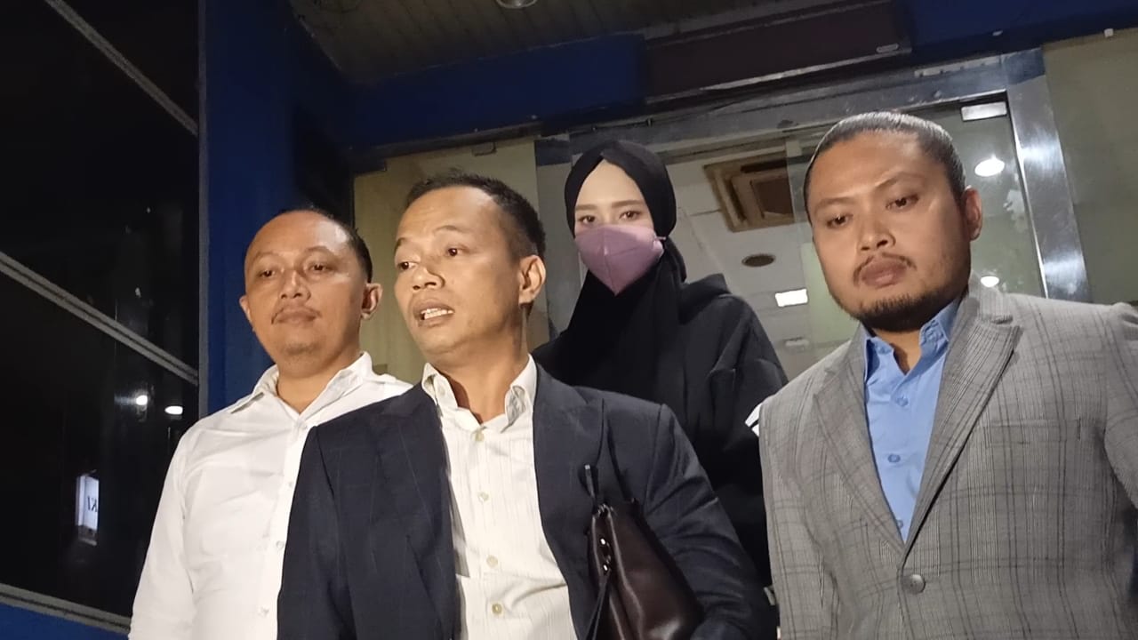 JALUR HUKUM: Inara bersama tim kuasa hukumnya di Polda Metro Jaya, Senin (1/12) malam. Dia membuat laporan dugaan penipuan yang dilakukan Insanul Fahmi. (Shafa Nadia/ Jawa Pos)