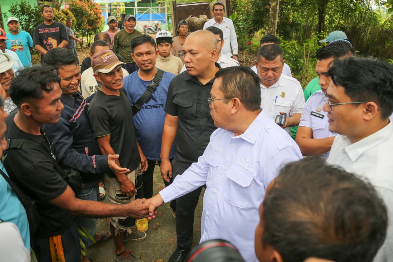 Walikota Siantar Wesly Silalahi menemui petugas pengangkut sampah dan menerima aspirasi petugas kebersihan.(PRA EVASI/SUMUT POS)