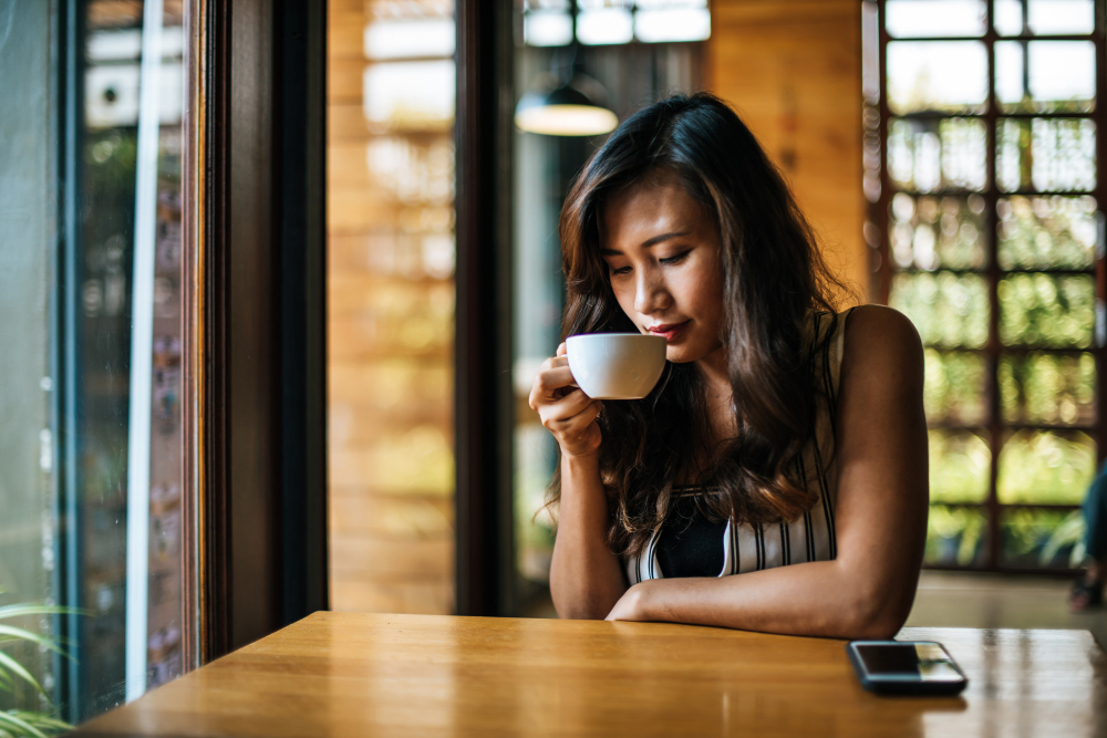 ILUSTRASI: Peminum kopi pahit ternyata memiliki kpribadian yang mengejutkan. (FREEPIK)