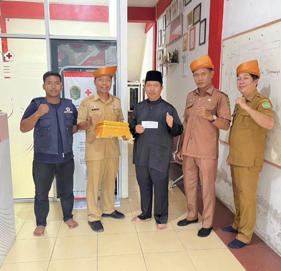 PD MABMI Labura Melalui PMI Salurkan bantuan kemanusiaan untuk korban Bencana Alam di Sumut. (Asri Tarigan / Sumutpos ))