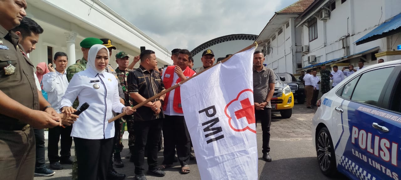 Bupati Labuhanbatu melepas keberangkatan 12 truk material logistik untuk korban bencana alam (Fajar/ Sumut Pos)