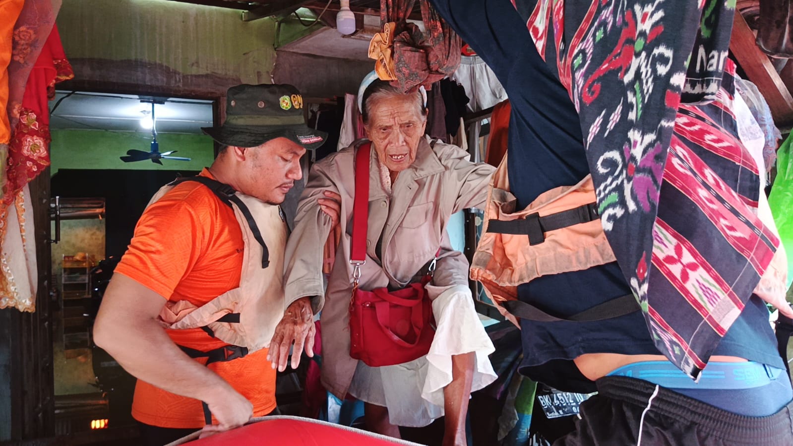 EVAKUASI: BPBD Medan lakukan evakuasi terhadap lansia di Medan Labuhan. (Dok: BPBD Medan)