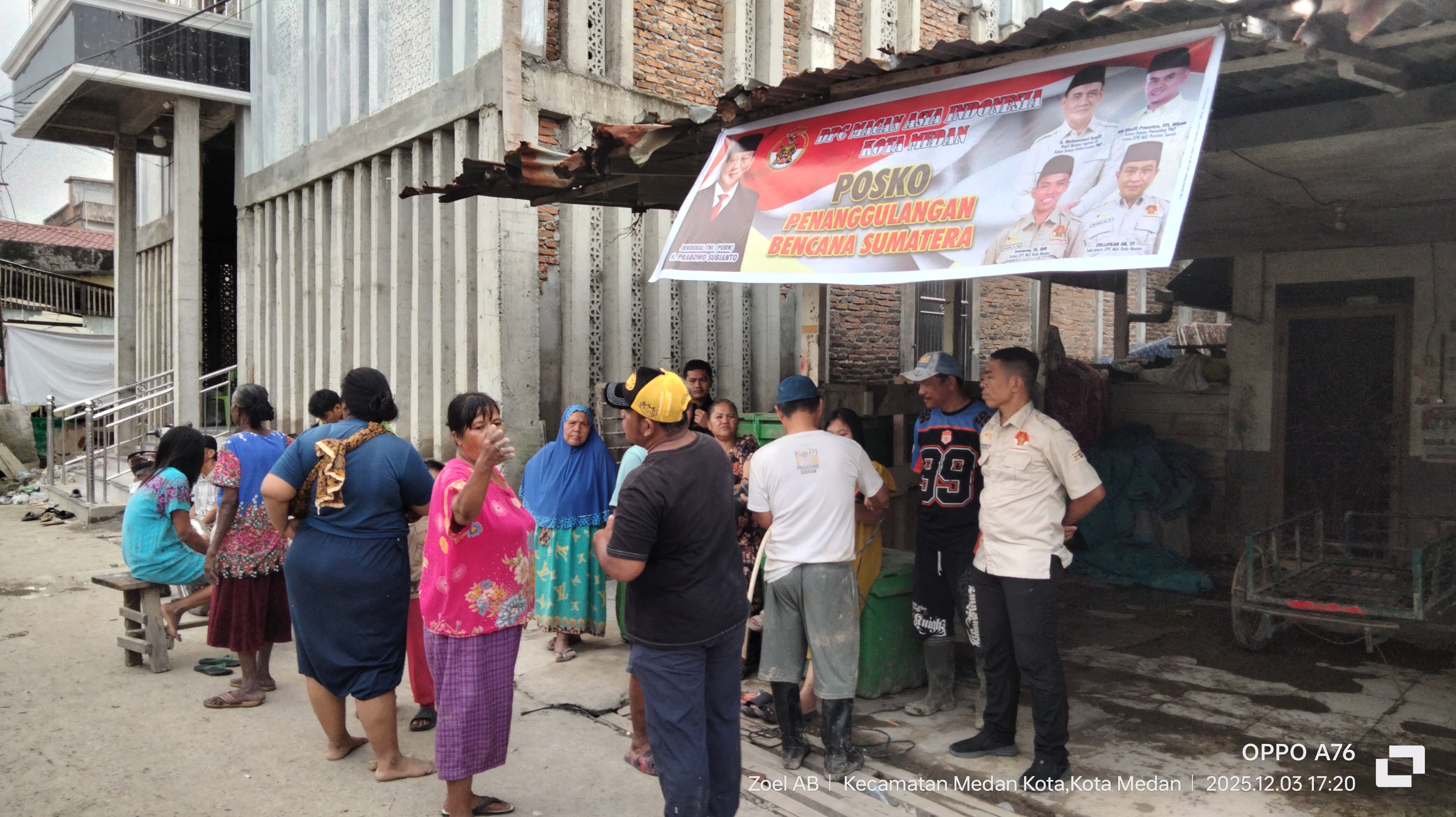 LOKASI: Ketua MAI Medan, Suwarno saat meninjau langsung lokasi banjir di Medan, Rabu (3/12/2025). (Dok: istimewa)
