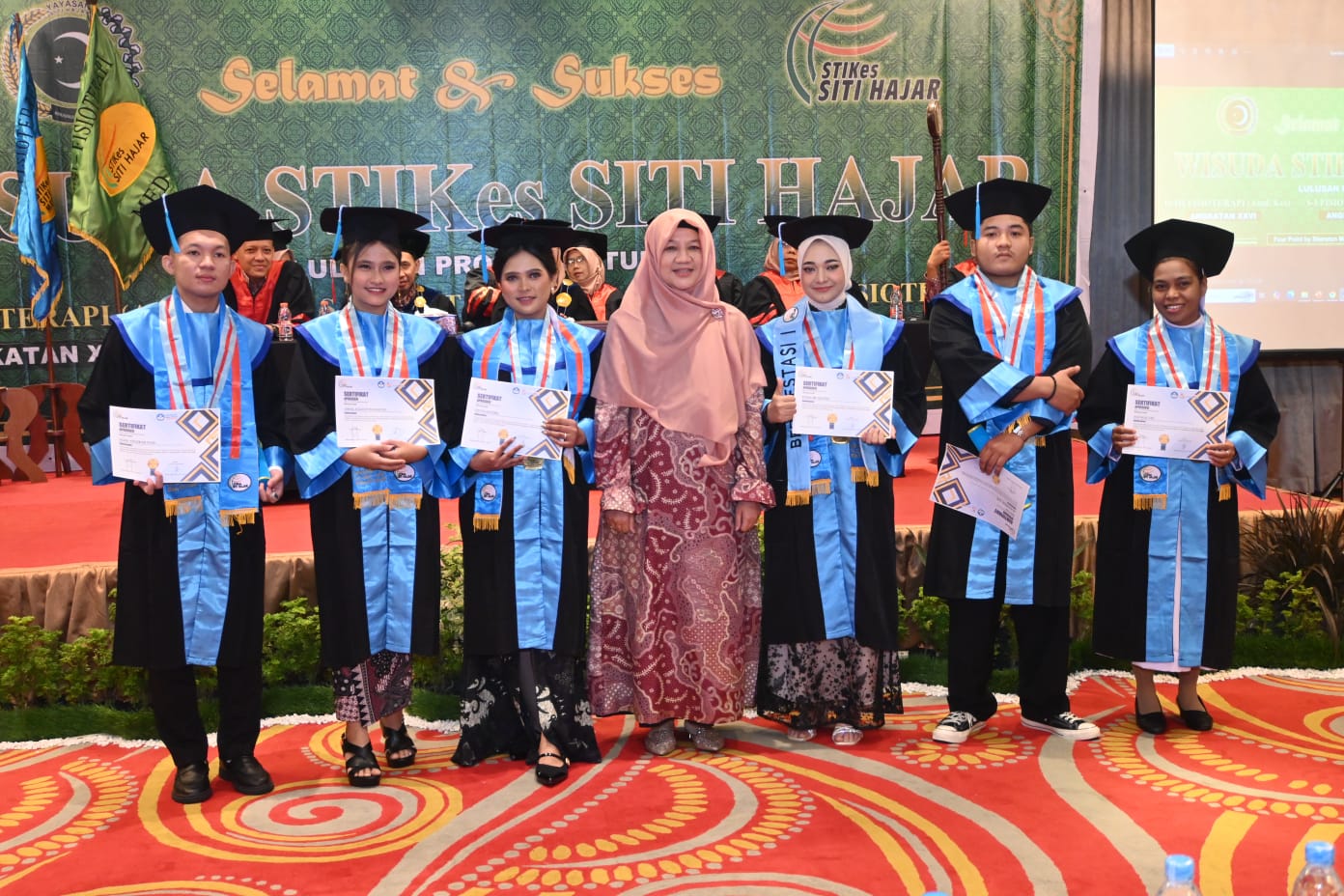 PRESTASI: Ketua Yayasan foto bersama wisudawan/I berprestasi. (Dok: istimewa)