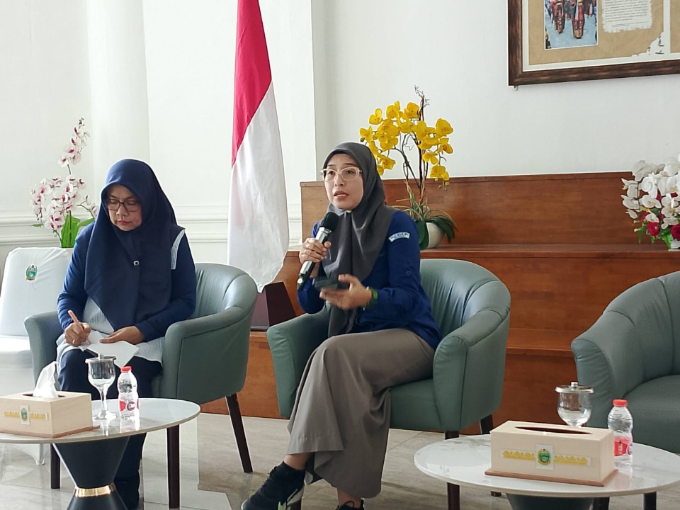 KETERANGAN: Prakirawan BMKG Wilayah I Medan, Endah Pariamita saat memberikan keterangannya di Kantor Gubernur Sumut, Kamis (4/12/2025). (Dok: istimewa)