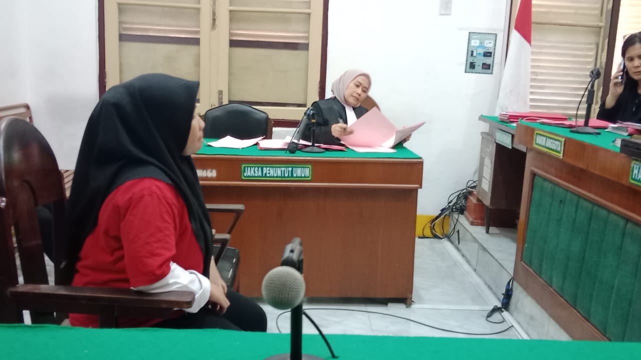 BAYI: Najma Hamida terdakwa pembuang mayat bayi, menjalani sidang tuntutan di PN Medan, Kamis (4/12) sore. (Dok: istimewa)