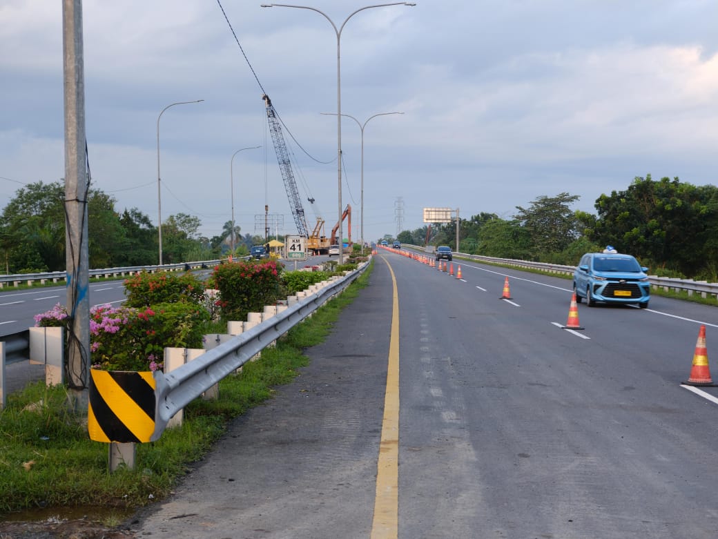REKAYASA: Ruas Tol Medan-Kualanamu-Tebingtinggi (MKTT) yang sempat amblas beberapa hari lalu, sudah bisa dilalui melalui skema rekayasa lalu lintas contraflow, Kamis (4/12/2025). (Dok: Jasa Marga)