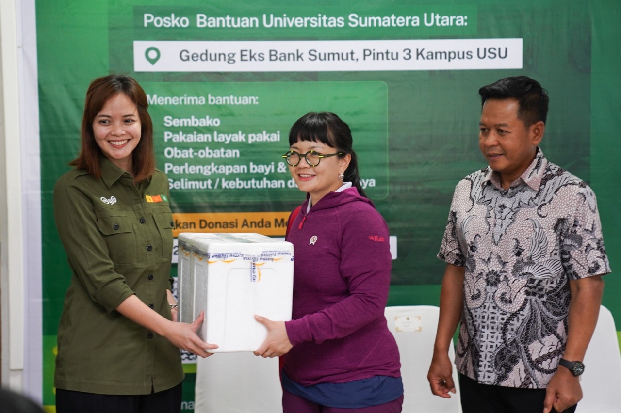 SERAHKAN: Wakil Menteri Pendidikan Tinggi Sains dan Teknologi Stella Christie saat menyerahkan bantuan di Posko USU Peduli, Ex Gedung Bank Sumut, Pintu 3 USU, Kamis (4/12). (Dokumen Humas USU)