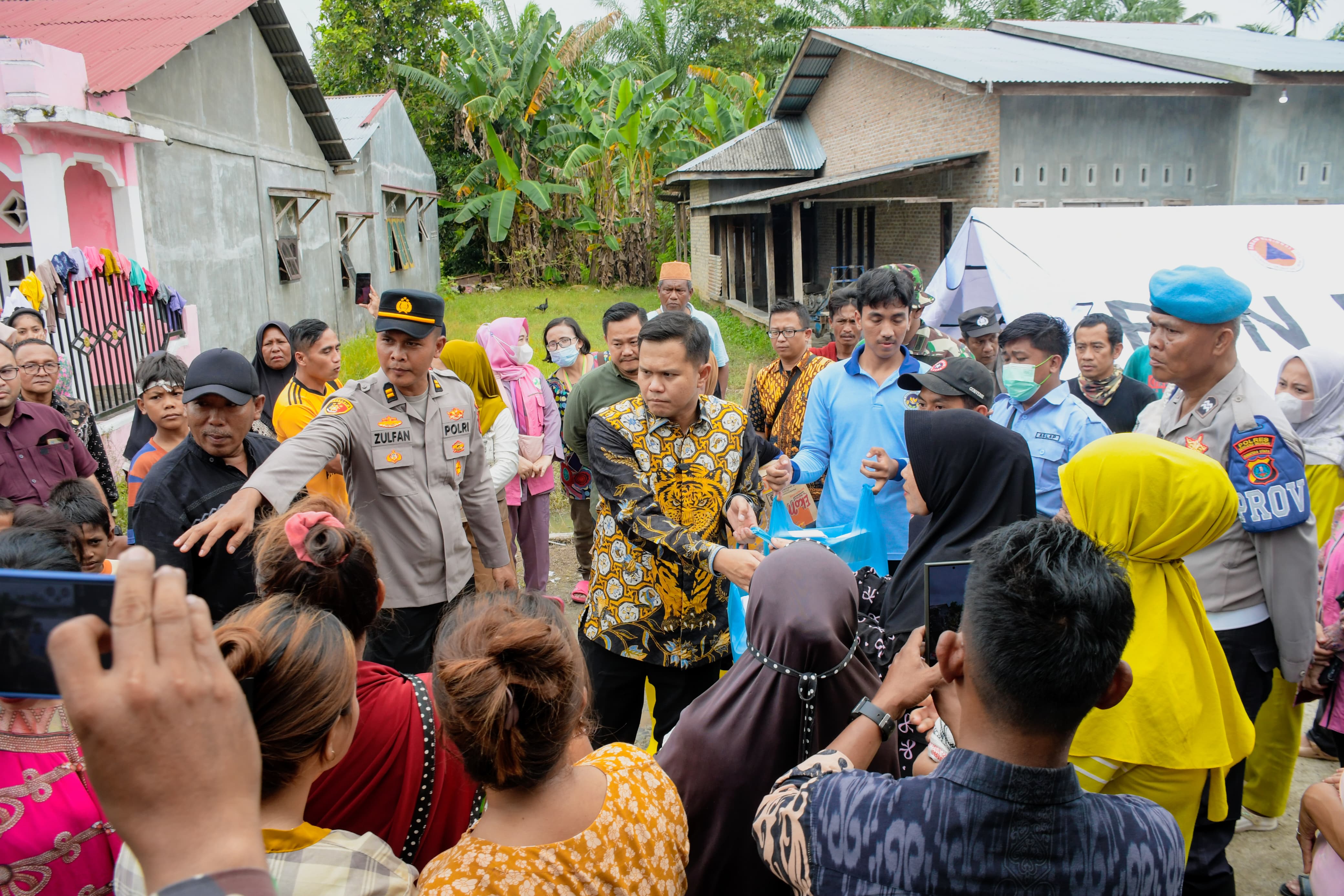 Wabup Sergai Adlin Tambunan saat kunjungi warga terdampak banjir Rob di Tanjung Beringin.( Fadly/Sumut Pos)