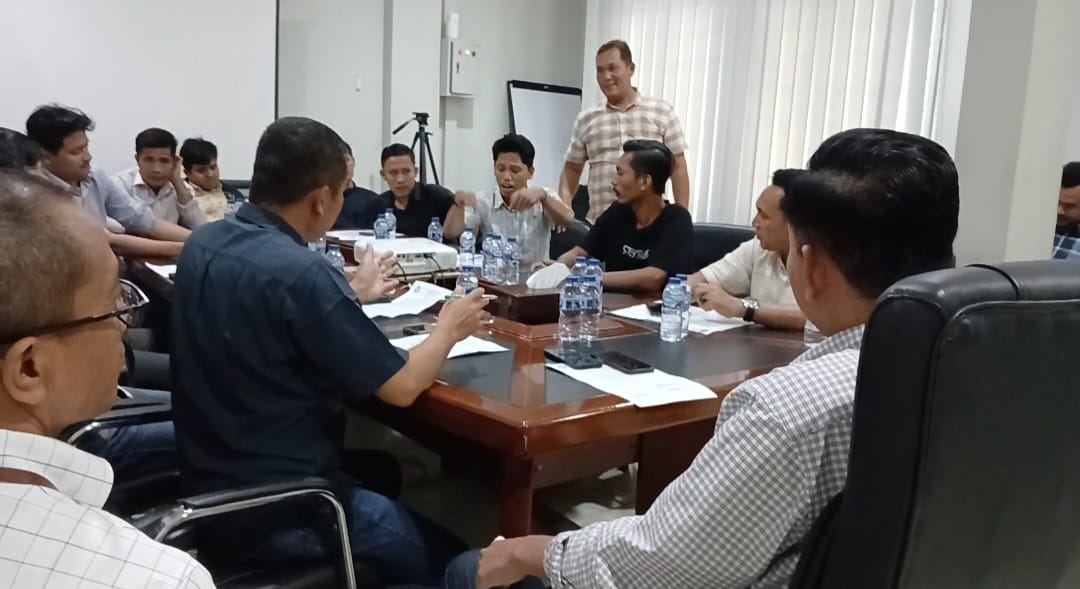 GAMS Indonesia berdialog dengan manajemen BRI Kotapinang usai melakukan aksi terkait penyaluran KUR. (KHAIRUDDIN/SUMUT POS)