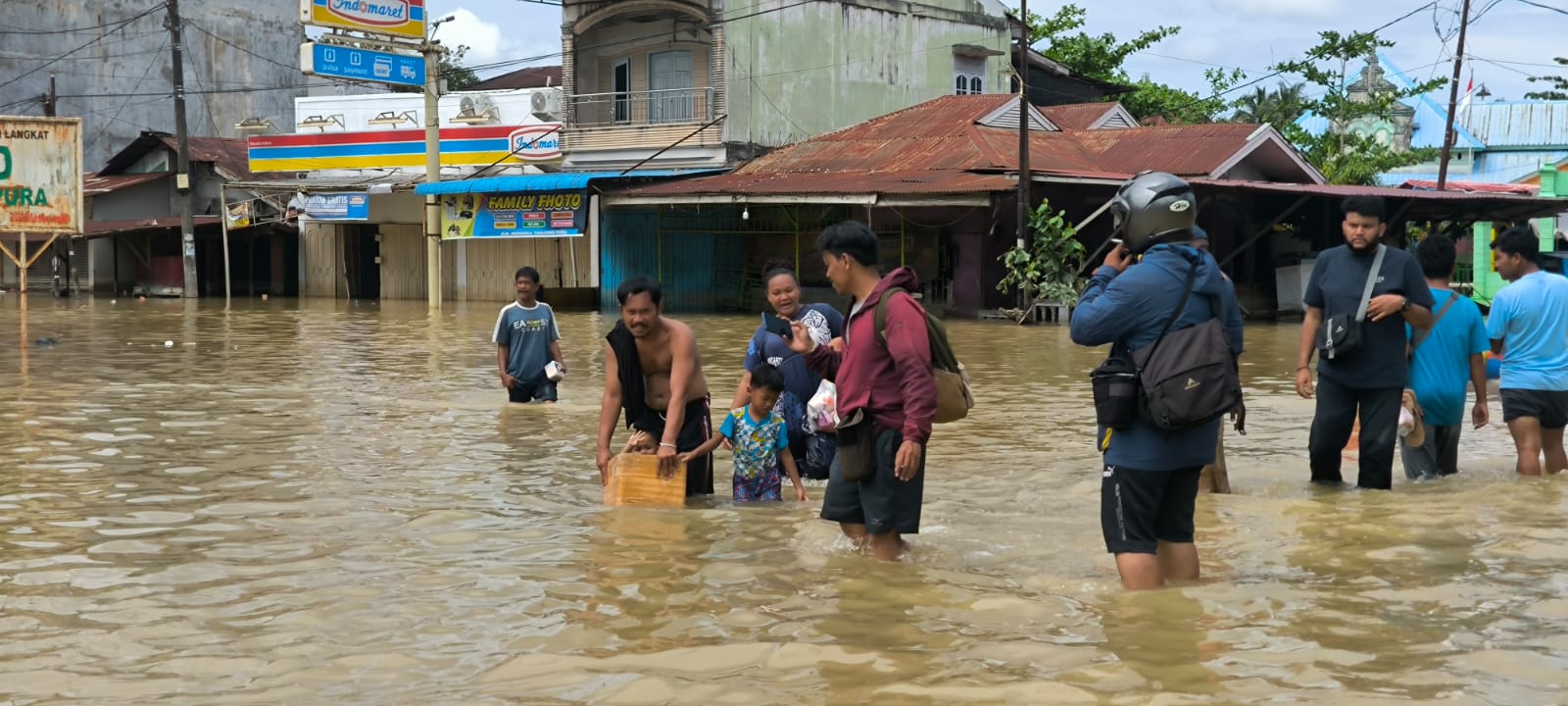Banjir masih merendam Kelurahan Pekan Tanjungpura, Kecamatan Tanjungpura, Langkat. (Teddy Akbari/Sumut Pos)