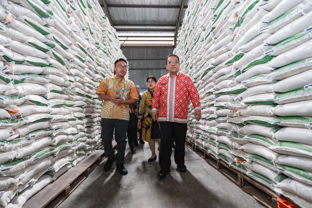 Wali Kota Siantar Wesly  meninjau stok  beras di gudang Bulog Pematangsiantar. (ISTIMEWA/SUMUT POS)