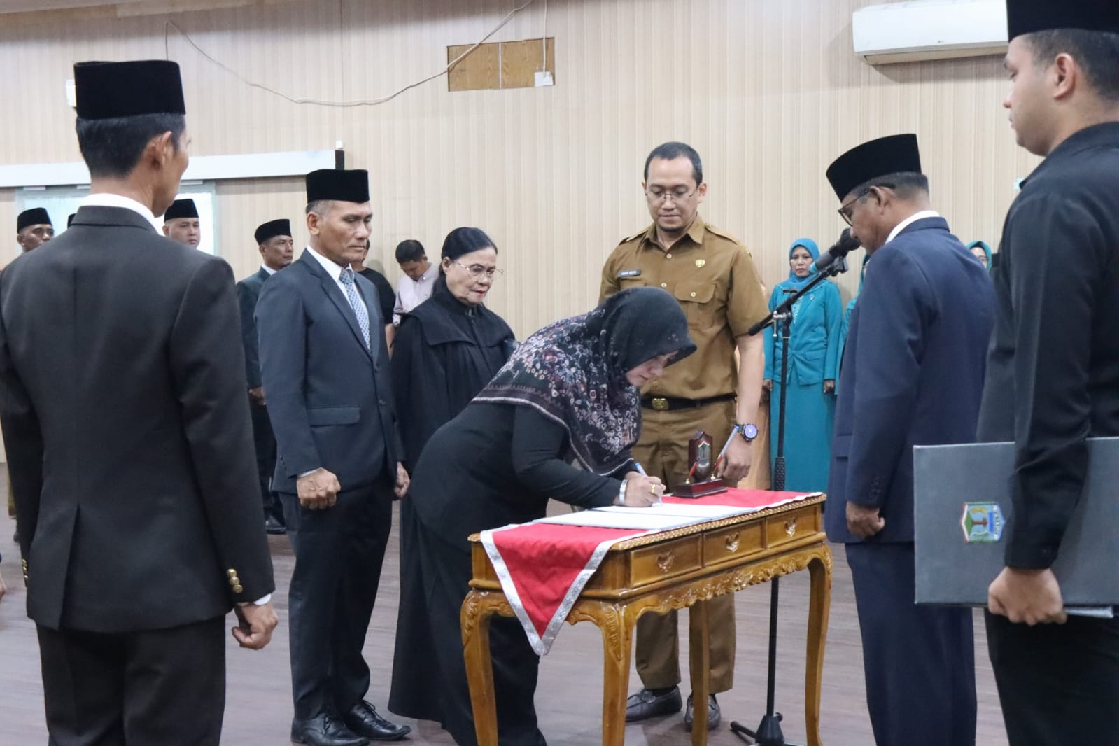 Wali Kota Binjai, Amir Hamzah saat melantik Heny Sitepu sebagai Kepala Inspektorat, beberapa waktu lalu. (Diskominfo Binjai/Sumut Pos)