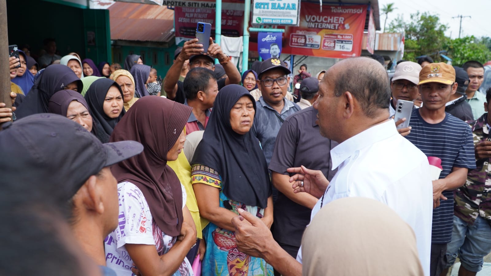 Bupati Ondim saat menyapa masyarakat Desa Pantaicermin di Tanjungpura. (Diskominfo Langkat/Sumut Pos)