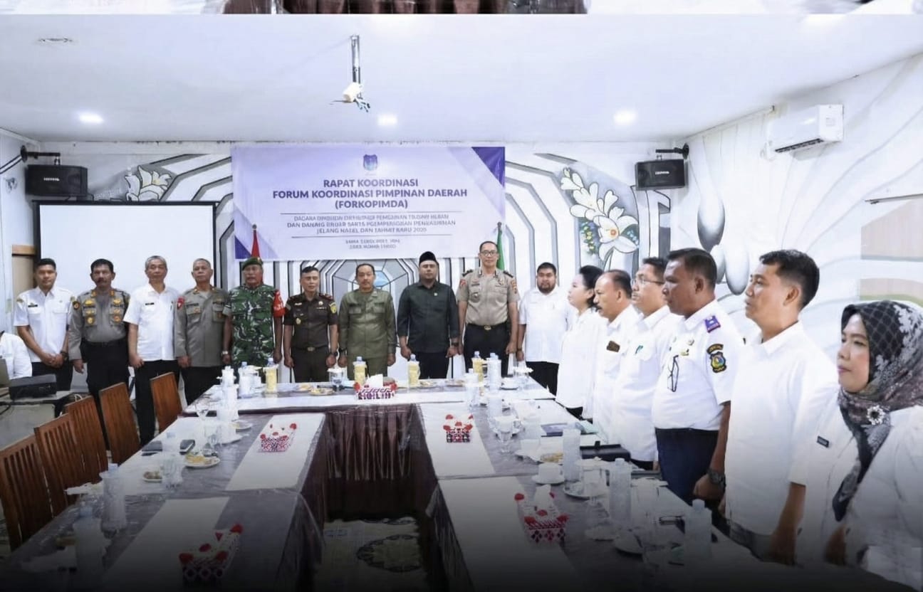 Suasan Forkopimda sebelum memulai rapat  menyanyikan lagu Indonesia Raya, Rabu (3/11/12). (Azan Purba/ Sumut Pos)