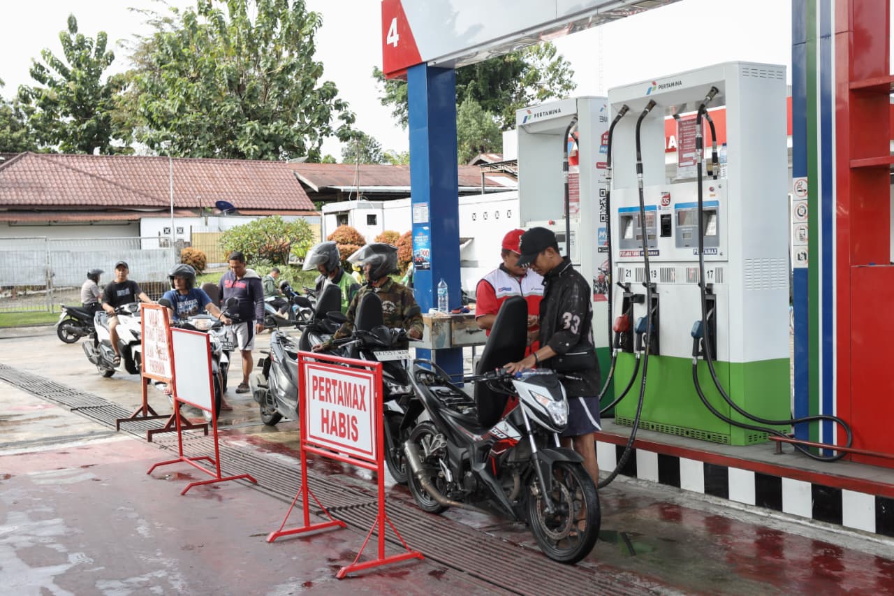 Pengisian BBM di SPBU mulai normal dan antrean kendaraan sudah berkurang. (PRA EVASI/SUMUT POS)