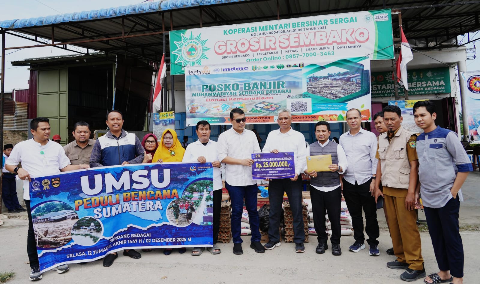 UMSU PEDULI: Penyerahan bantuan UMSU Peduli Bencana Sumatera di Serdangbedagai. (Istimewa/Sumut Pos)