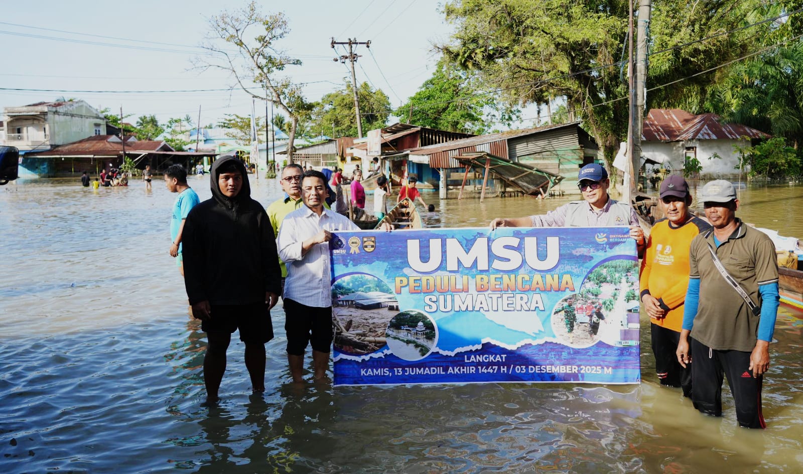 Tim Aksi Peduli Korban  Bencana UMSU menyalurkan bantuan kepada warga terdampak banjir yang terisolir. (ISTIMEWA/SUMUT POS)