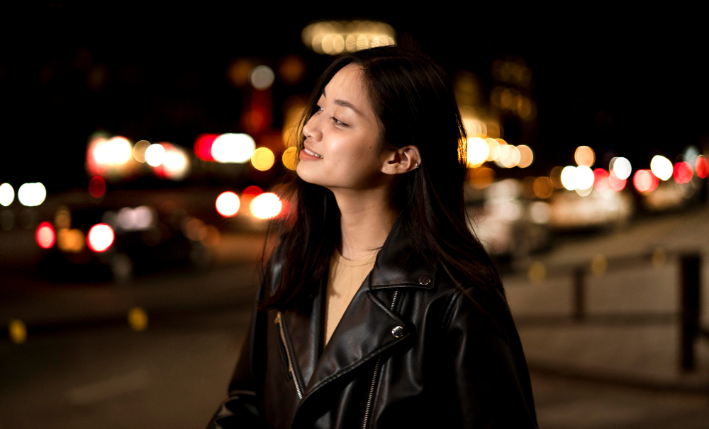 ILUSTRASI: Seorang wanita menikmati keindahan tengah malam Kota. (FREEPIK)