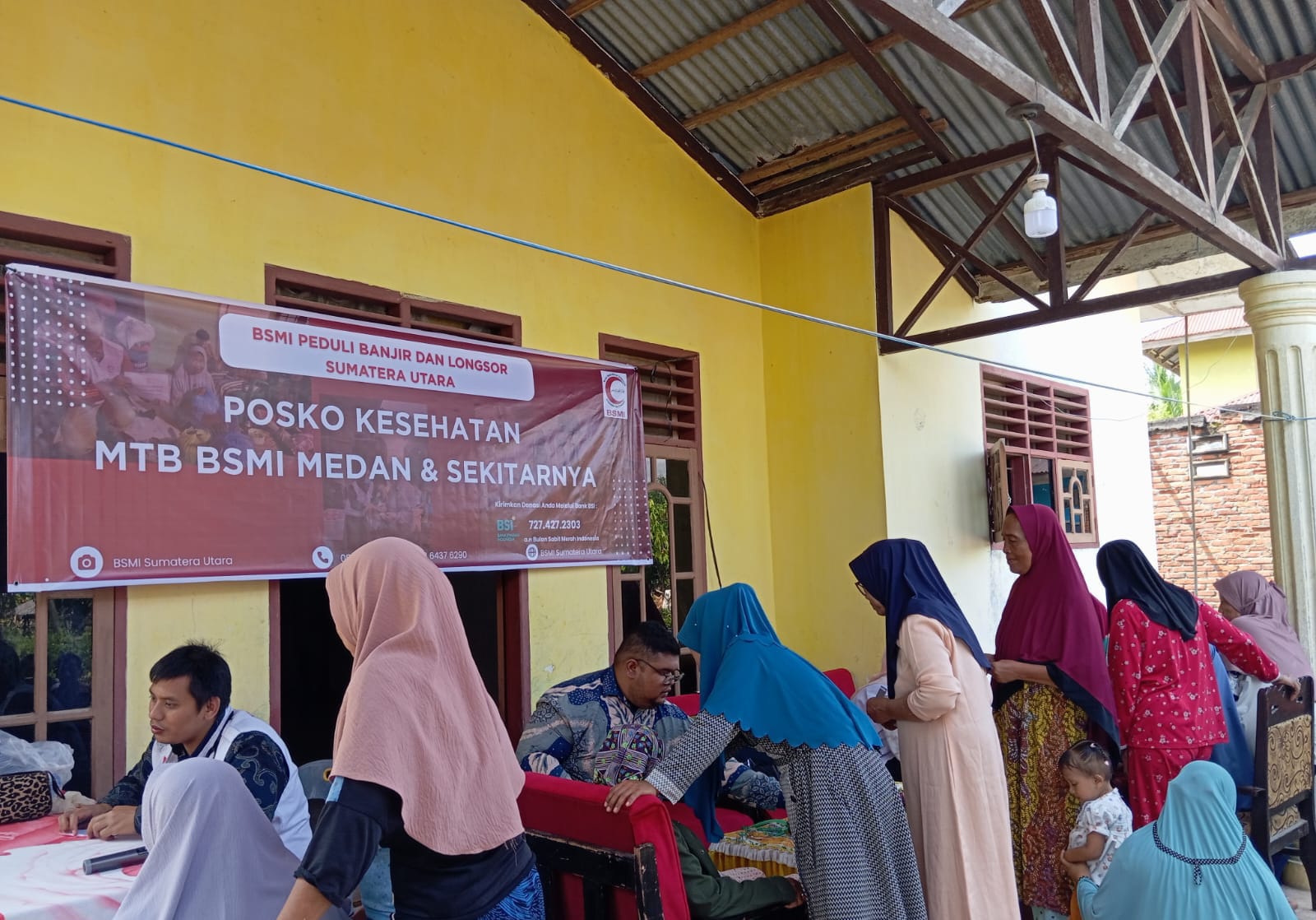 LAYANI: Tim EMT dan BSMI melayani warga yang terdampak banjir dan longsor di Langkat. (Dok: istimewa)