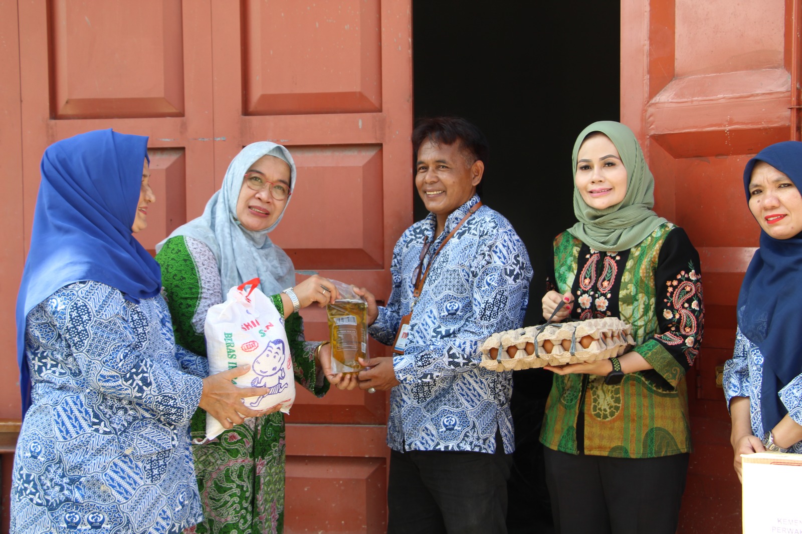 SEMBAKO: Kepala Perwakilan BKKBN Sumut, Dr Fatmawati bersama tim saat memberikan bantuan sembako ke Tanjung Pura, Langkat. (Dok: istimewa)