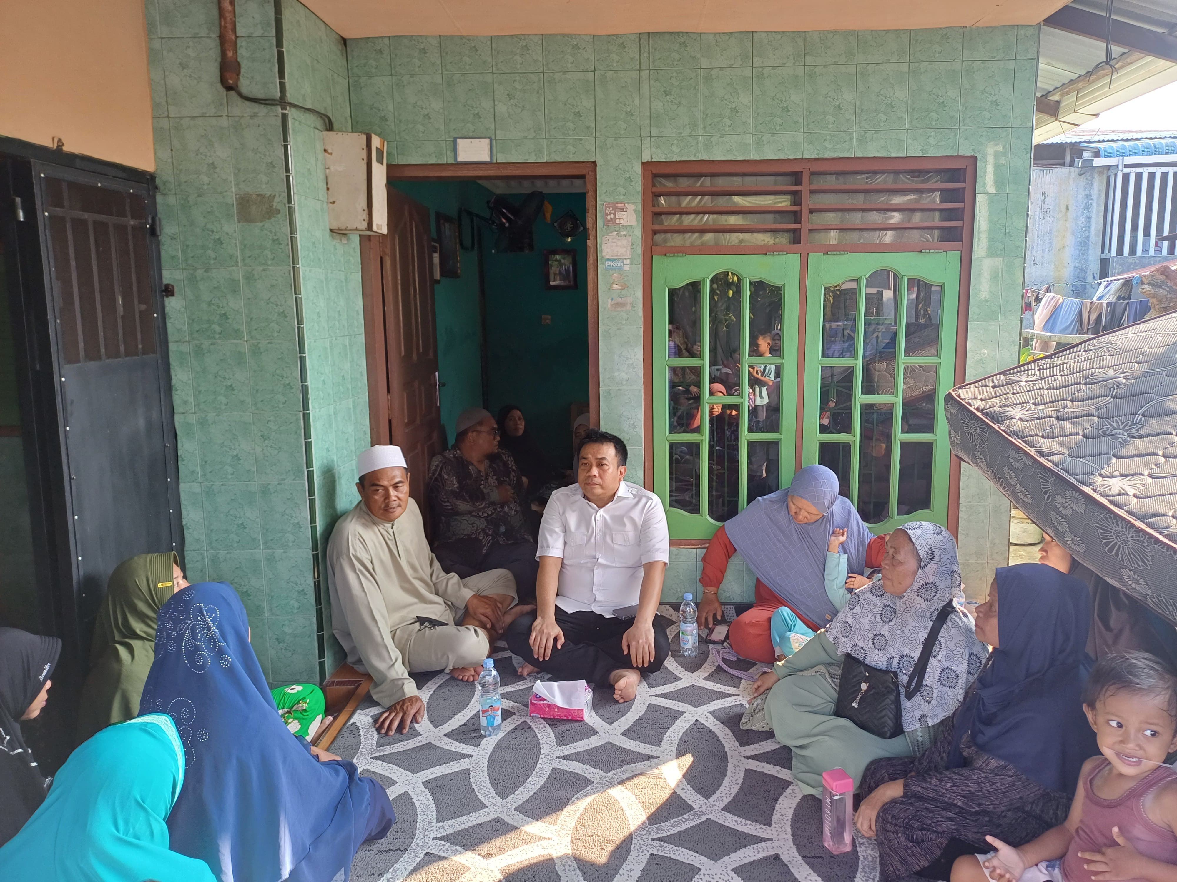 DRAINASE: Warga mengeluhkan ketiadaan drainase di Jalan Platina V Gg Bersama, Kelurahan Titipapan, Medan Deli kepada Wakil Ketua DPRD Kota Medan, H. Zulkarnaen. (Dok: Markus Pasaribu/Sumut Pos)