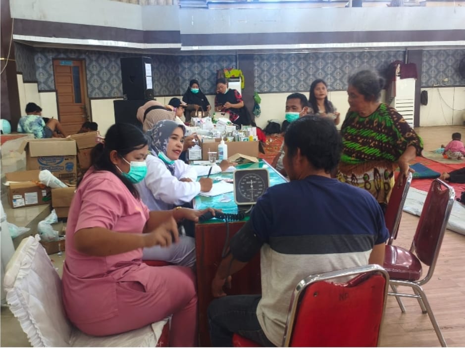 FASILITAS: Sejumlah warga Pandan, Tapanuli Tengah menggunakan Fasilitas Kesehatan  yang berlokasi di GOR Pandan, Tapteng, Sumut, Jumat (5/12/2025). (Dok: istimewa)